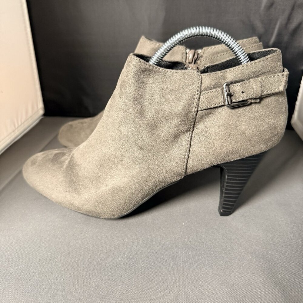 Comfort Plus By Predictions Women’s Gray Faux Suede Booties / Boots  Size 9